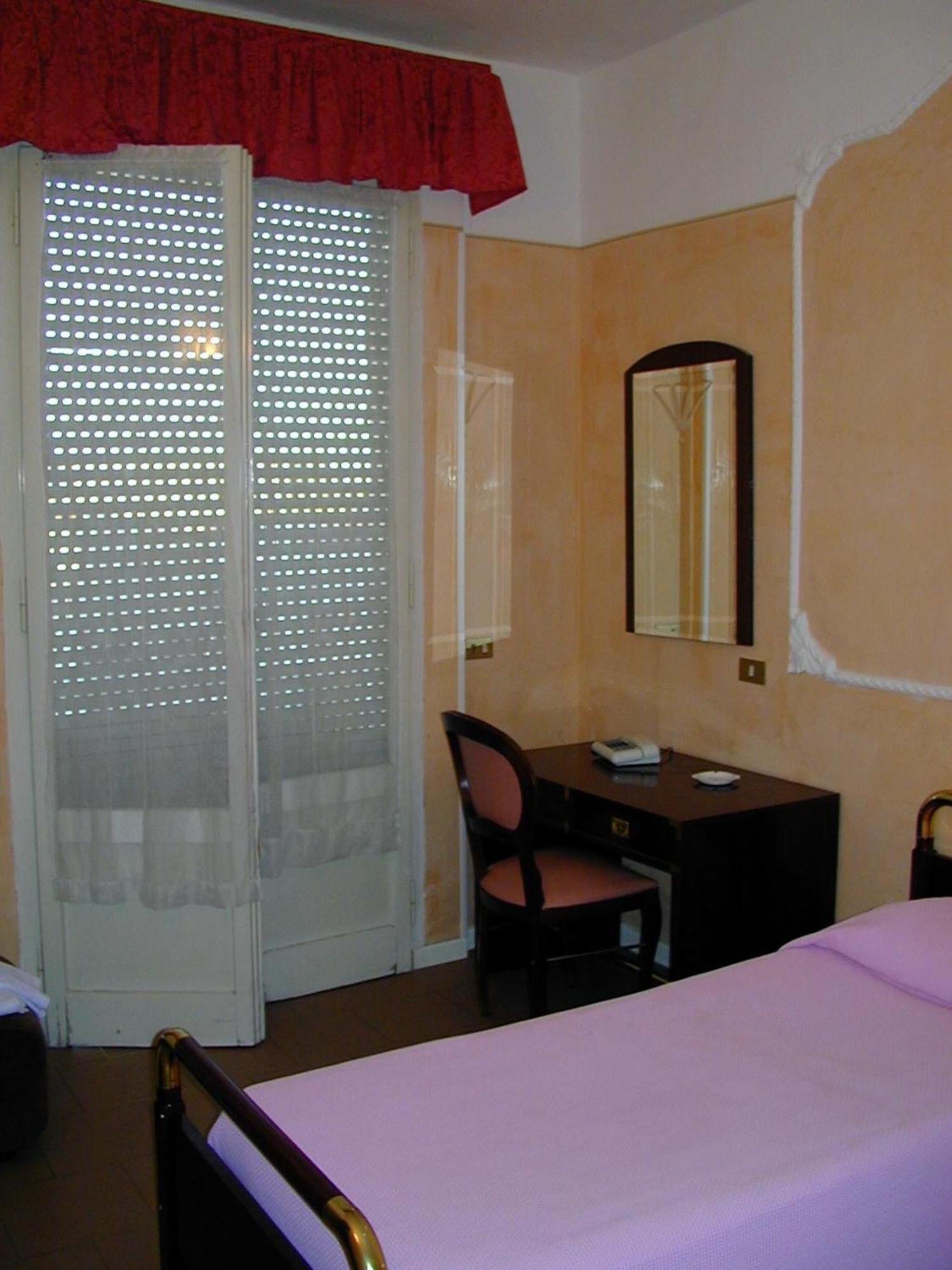 Hotel Residence Maria Grazia Rimini Oda fotoğraf