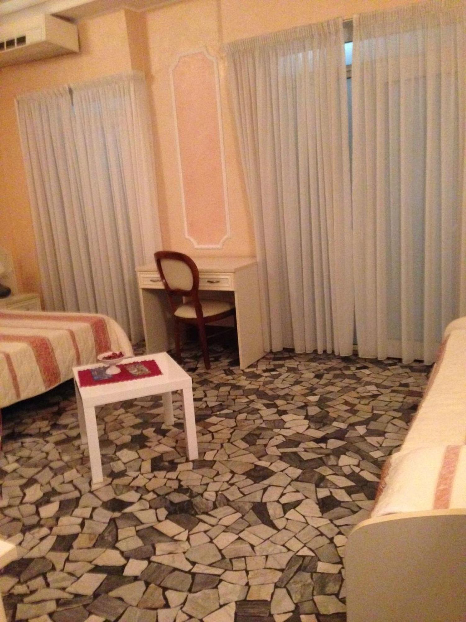 Hotel Residence Maria Grazia Rimini Oda fotoğraf